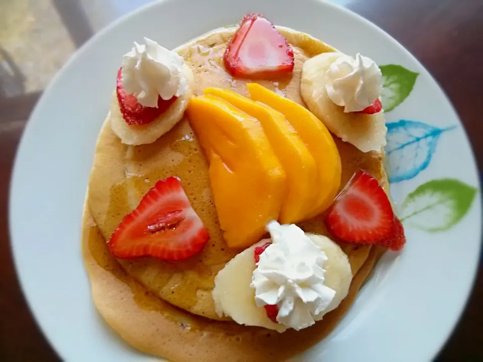 Pancakes topped with fresh fruits, whipped cream and maple syrup|Julie Tranさん