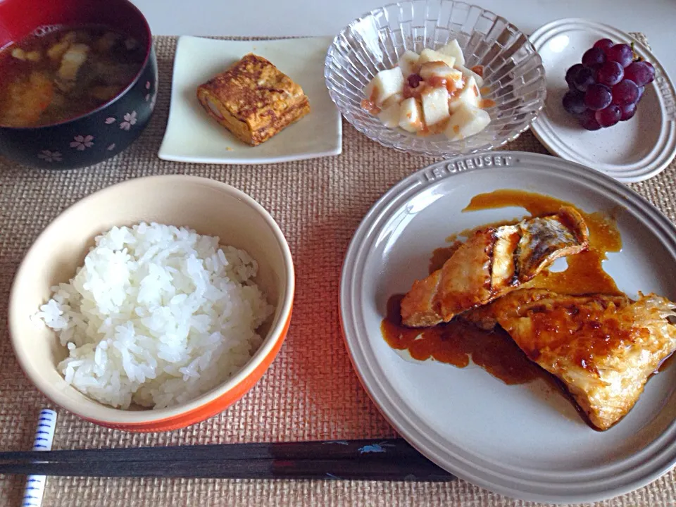 赤魚の照り煮 だし巻き ピリ辛長芋の浅漬と梅肉の和え物 人参玉葱ベーコンいんげんの味噌汁|にゃろめさん