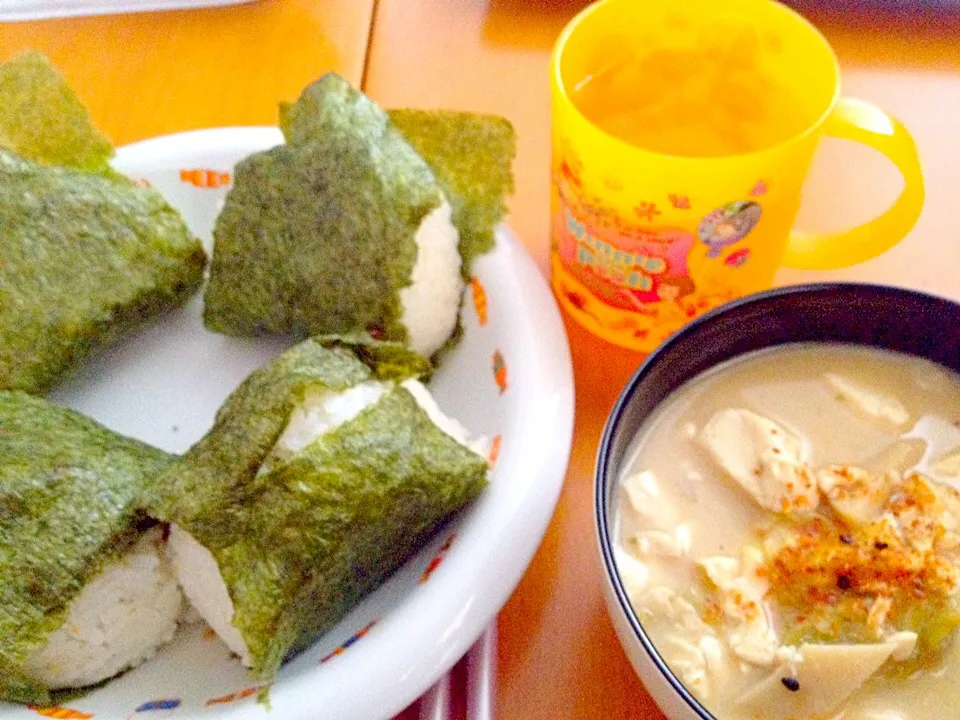 Snapdishの料理写真:朝ごはん  🍙鮭とたらこ昆布佃煮のおむすび＆エリンギとキャベツ豆腐のお味噌汁、冷たいトウモロコシ茶|ch＊K*∀o(^^*)♪さん