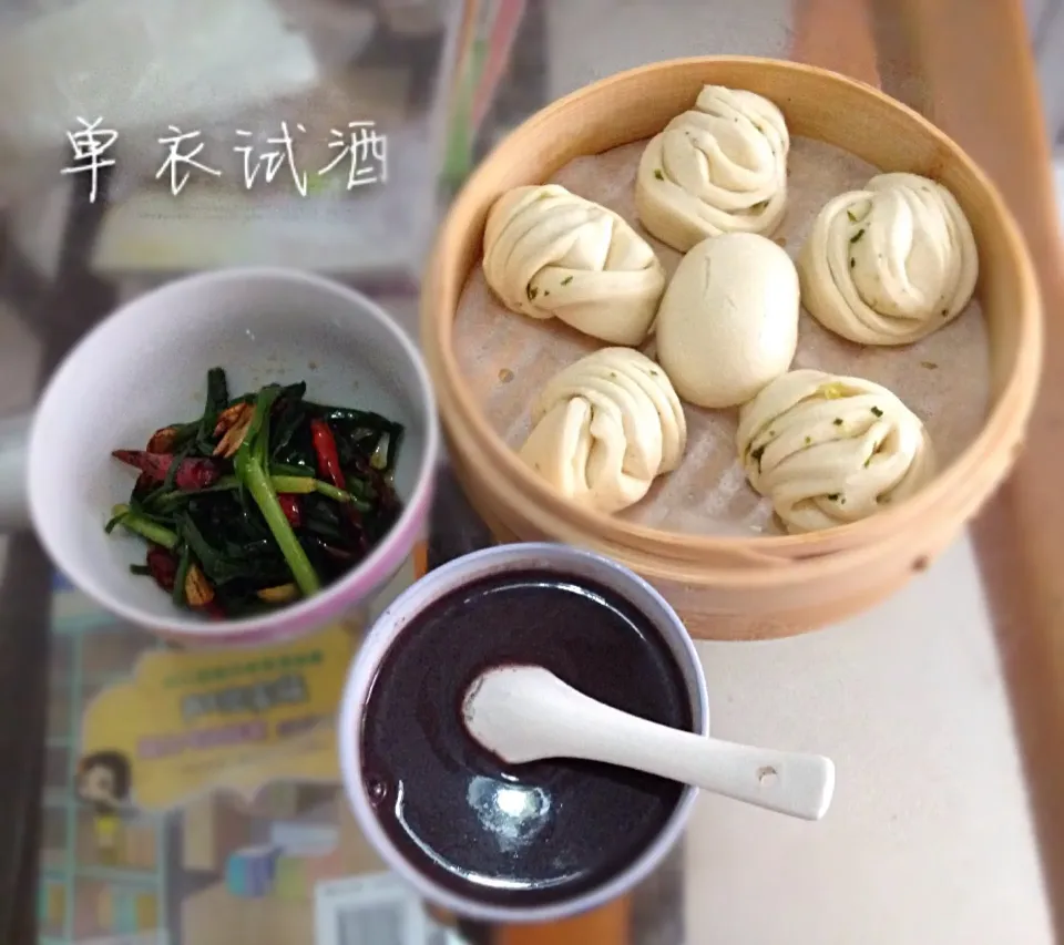 早餐^_^凉拌韭菜，花卷，豆沙包，芝麻黑米糊|单衣试酒さん