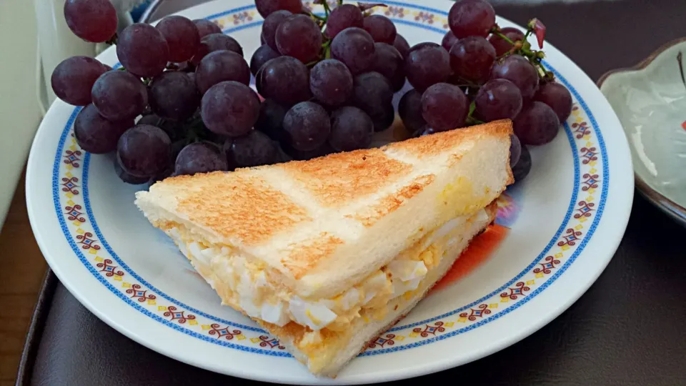 Egg Sandwich for breakfast with grapes おいしい|joさん