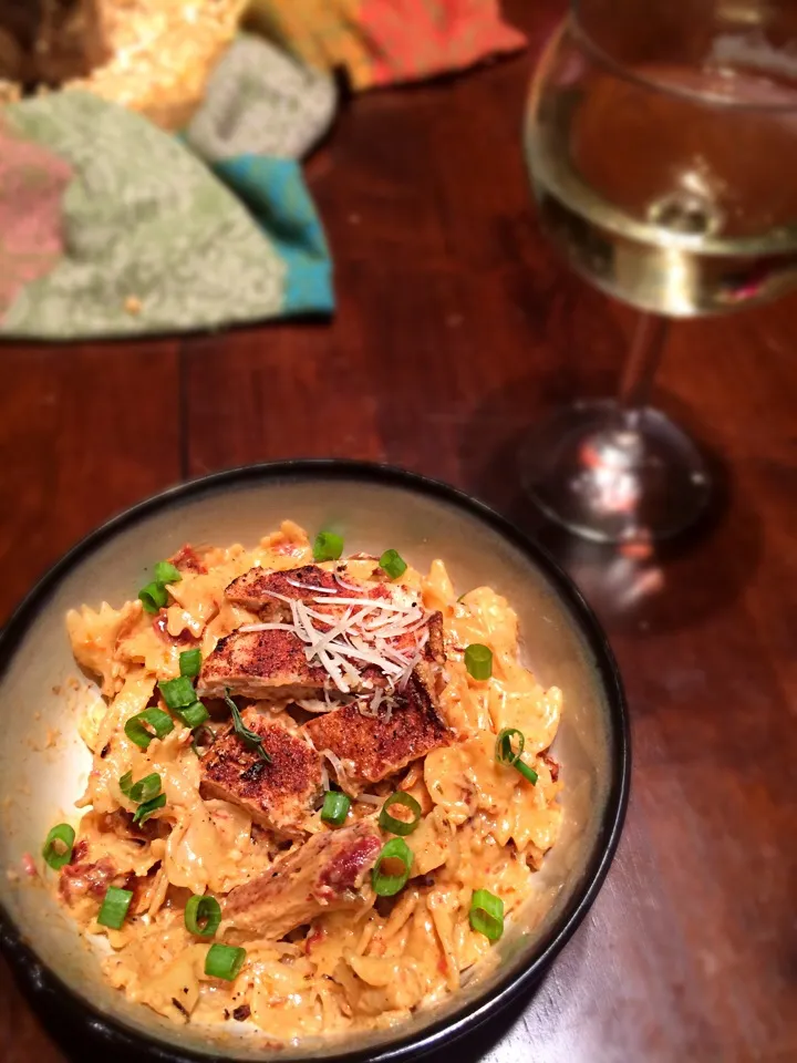 Cajun chicken Alfredo bowtie pasta with sundried tomatoes|Georgia Harrisさん