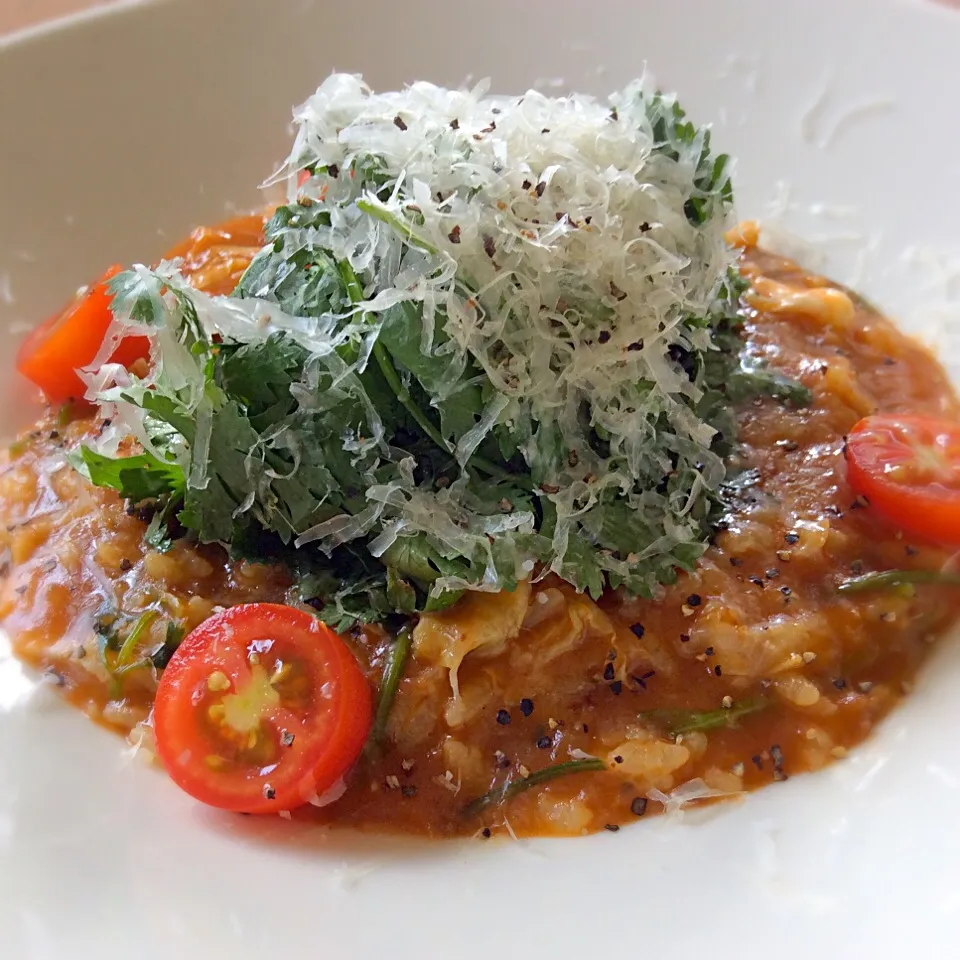 パクチー山盛カニトマトリゾット🍅チーズを雪のように削って|もとぱんさん