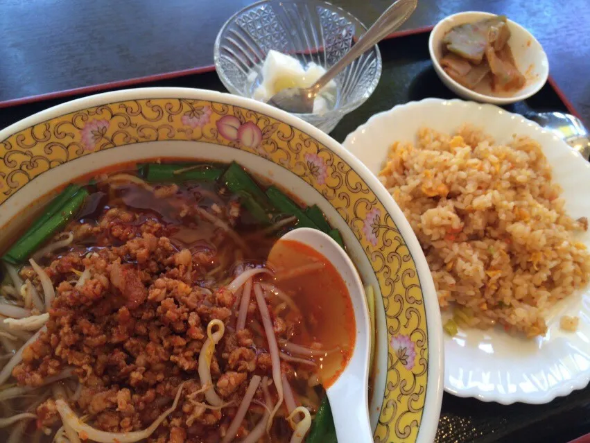 【日替定食】台湾ラーメンと小チャーハンを頂きました。|momongatomoさん