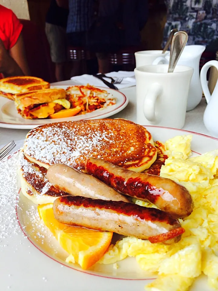 Chocolate chip pancakes with meat and eggs|Tinky 🍒さん