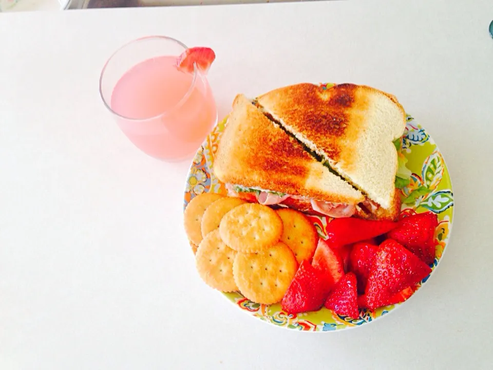 Turkey sandwich w/ crackers and strawberries. And with the side of homemade raspberry lemonade juice|kenberlin fermanさん