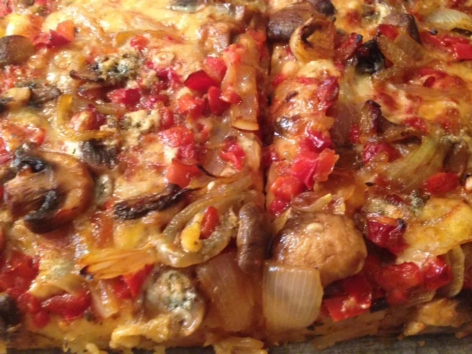 Pizza with caramelised onions, mushrooms, Edam, egmont, blue cheese, red capsicum and herbs :)|Miriam Hughesさん