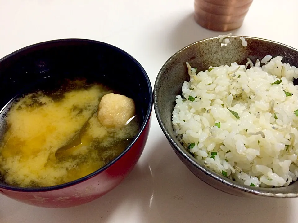 麩とわかめの味噌汁、大葉とじゃこ飯|malinaさん