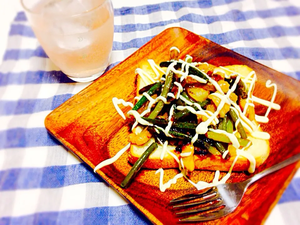 ニンニクの芽とぶた肉トースト！|ももさん