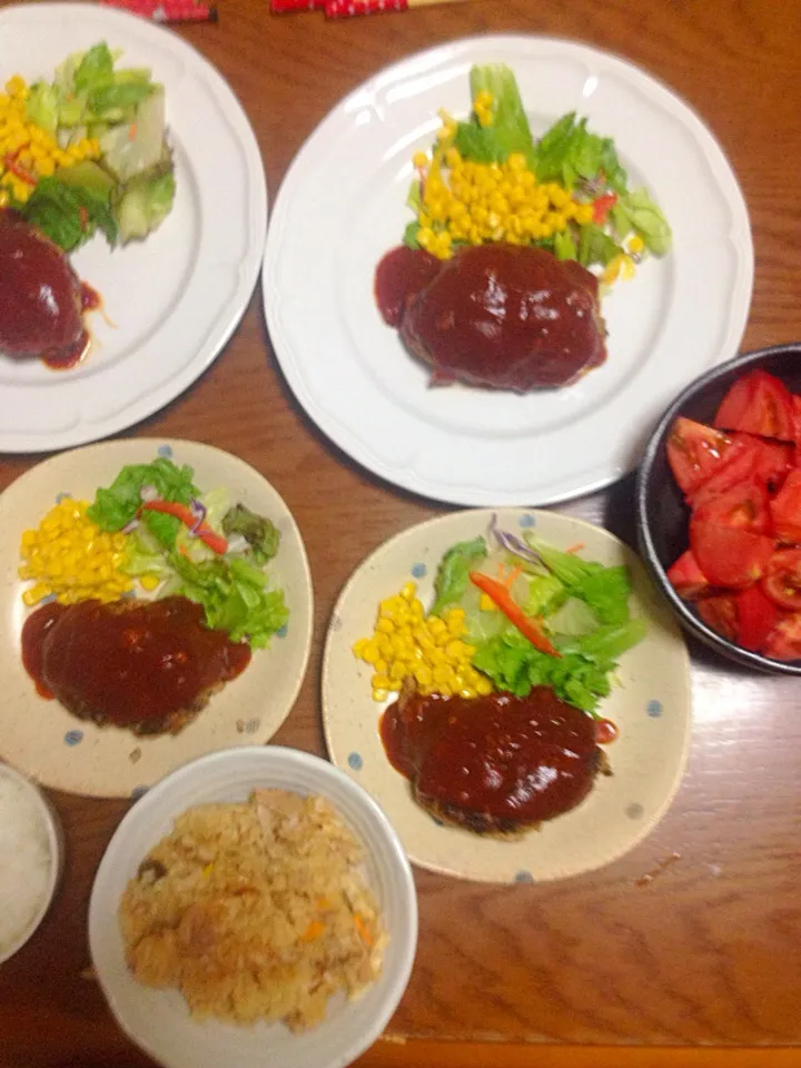 ハンバーグと焼豚入混ぜご飯とトマト♪|ゆずさん