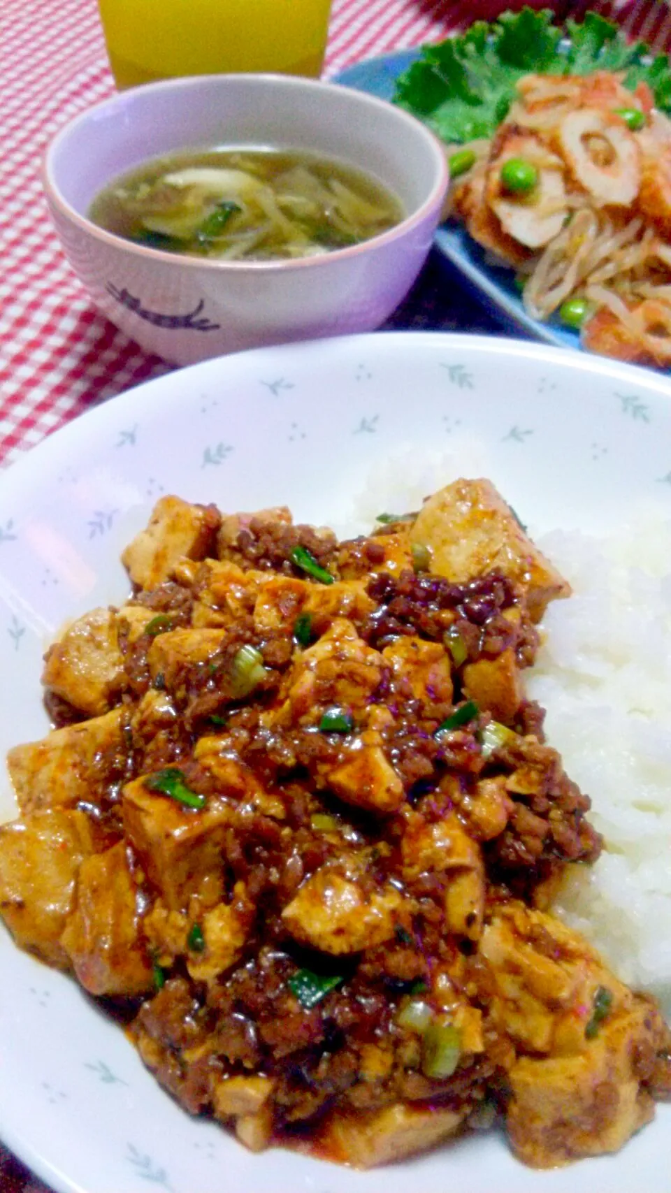 麻婆飯(合挽肉･豆腐･青ねぎ･にんにく･生姜･鷹の爪)、もやしとちくわのたらこ和え、スープ(卵･舞茸･ほうれん草)|まあるさん