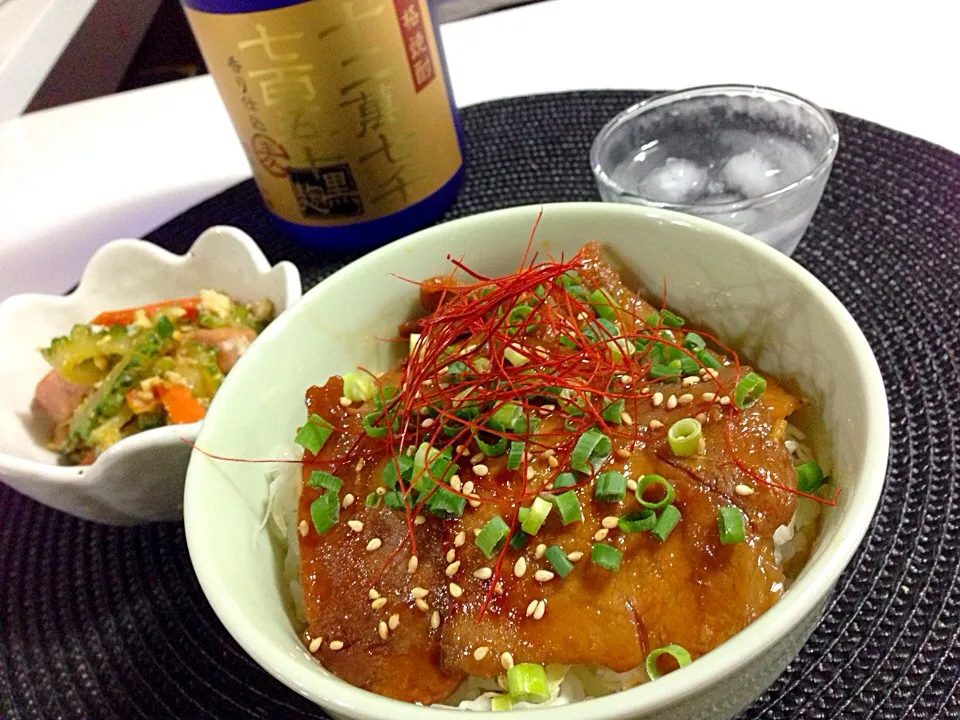 豚どーん丼❗️🐽と、ゴーヤチャンプルー❗️焼酎うんまーっ❗️😆|みほままこさん