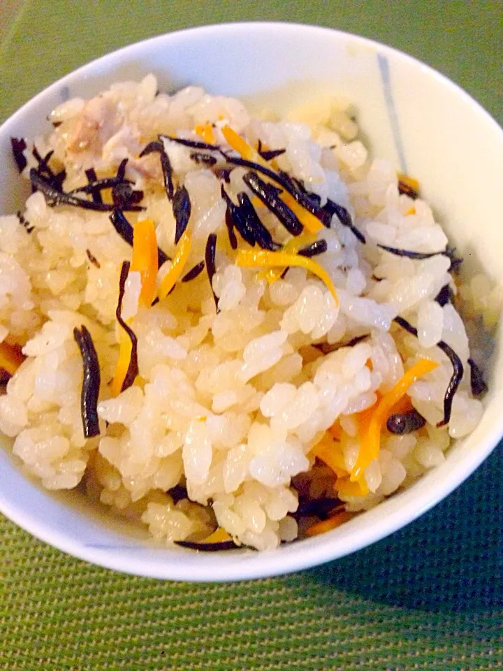 Snapdishの料理写真:rice cooked w/shredded sea bream🍚鯛のあらと新生姜と人参の鯛飯|🌈Ami🍻さん