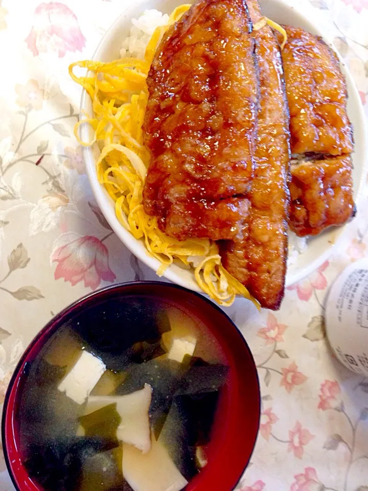 サンマの蒲焼き丼|山根あみさん