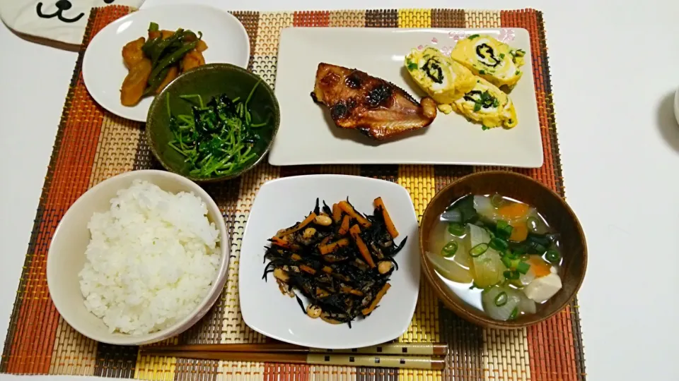 赤魚の西京焼き、だし巻き玉子、ひじきの煮物、豆苗の塩昆布和え、ピーマンとちくわの甘辛炒め、お味噌汁♡|yuiさん