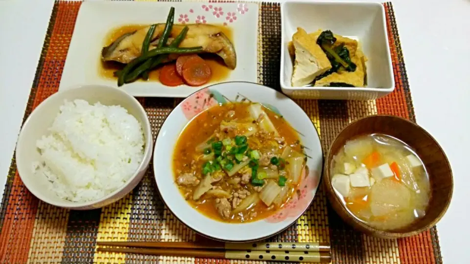 カレイの煮つけ、麻婆白菜、厚揚げ小松菜の煮物、お味噌汁♡|yuiさん