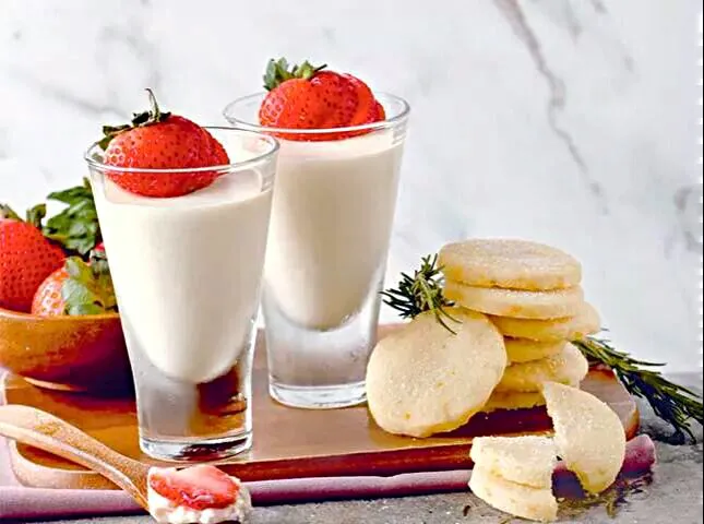 Strawberry-Basil Panna Cotta|EriLorn foodtripさん