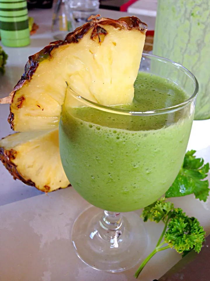 GREEN smoothie (pineapple ,parsley,celery,spinach,banana)|viviさん