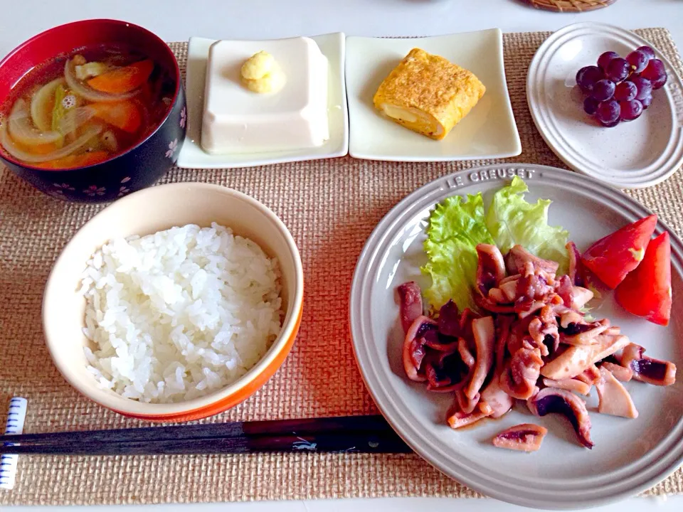 いかの醤油炒め 冷奴 だし巻き 人参玉葱ベーコンの味噌汁 デラウェア|にゃろめさん