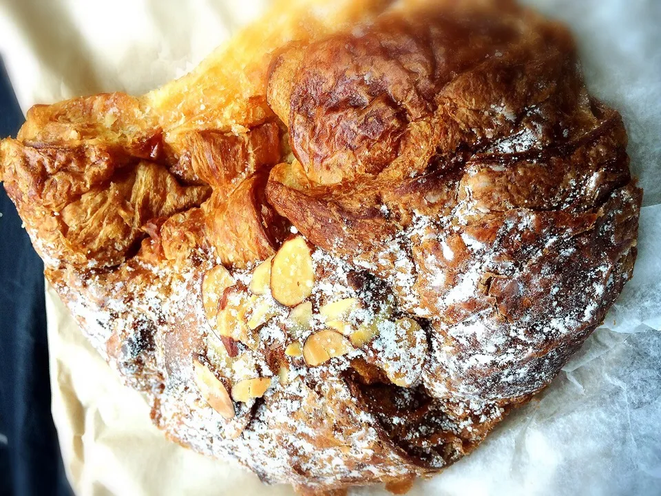 Almond croissant from brew shot|erisさん