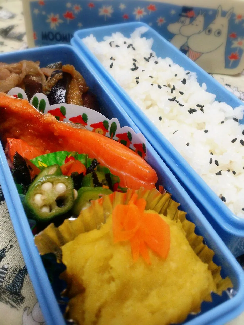 お弁当8/6
ごまごはん、鮭の塩焼き、なすの甘辛炒め、オクラとにんじんの磯和え、マッシュスイートポテト＆蝶蝶にんじん(笑)|さっちんさん