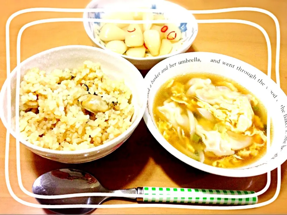 Snapdishの料理写真:水餃子スープ、昨夜の牡蠣の炊き込みご飯、ピリ辛らっきょう|相良幸子さん