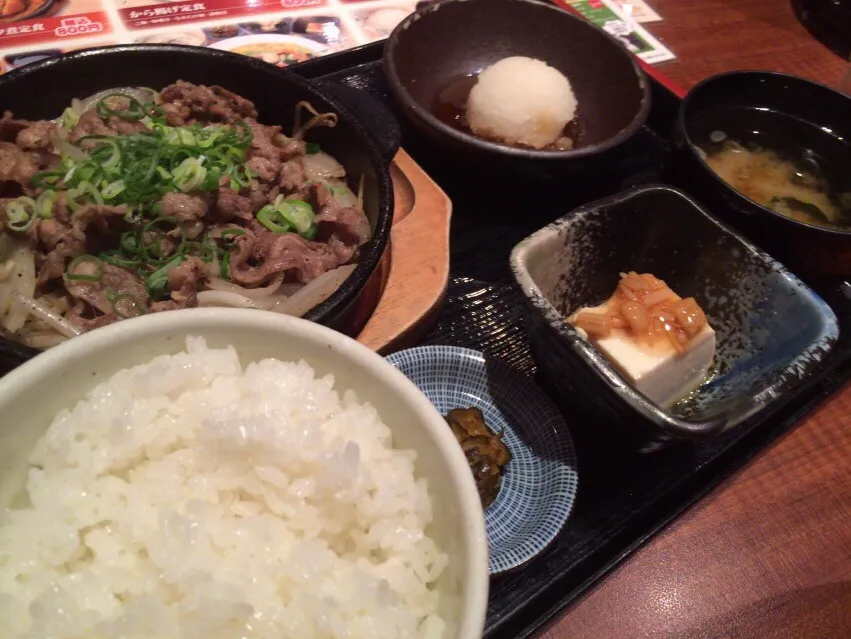 Snapdishの料理写真:牛肉鉄板焼きおろしポン酢定食を頂きました。|momongatomoさん