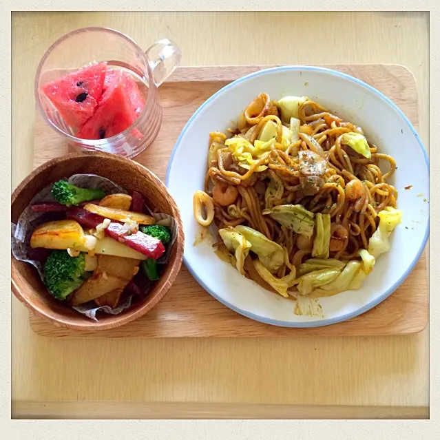 スパイシーカレー焼きそば☆ブロッコリー＆サラミのガーリックポテト焼き☆スイカ(๑◕ˇڡˇ◕๑)|とまこ(*^o^*)さん