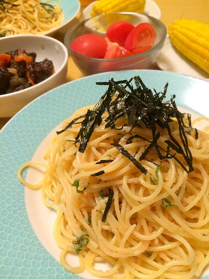 明太子と大葉の冷たいパスタ、デパ地下のレバーのお惣菜、トマト、ゆでとうもろこし。|liccaさん