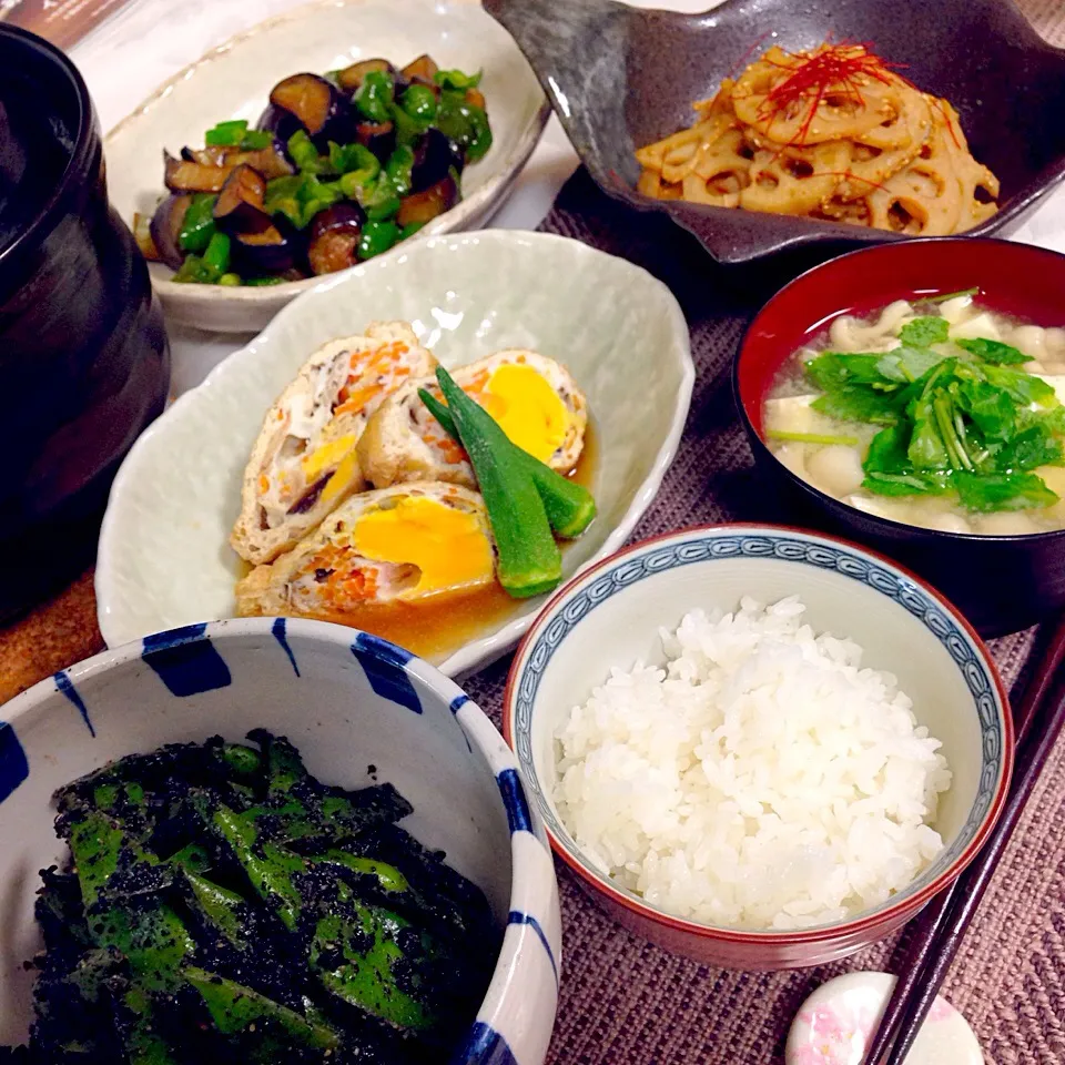 いただきま〜す🍀卵の信田煮  モロッコいんげんの胡麻和え  蓮根のピリ辛きんぴら  茄子とピーマンのしぎ焼き  豆腐とブナピーの味噌汁🍀|デミさん