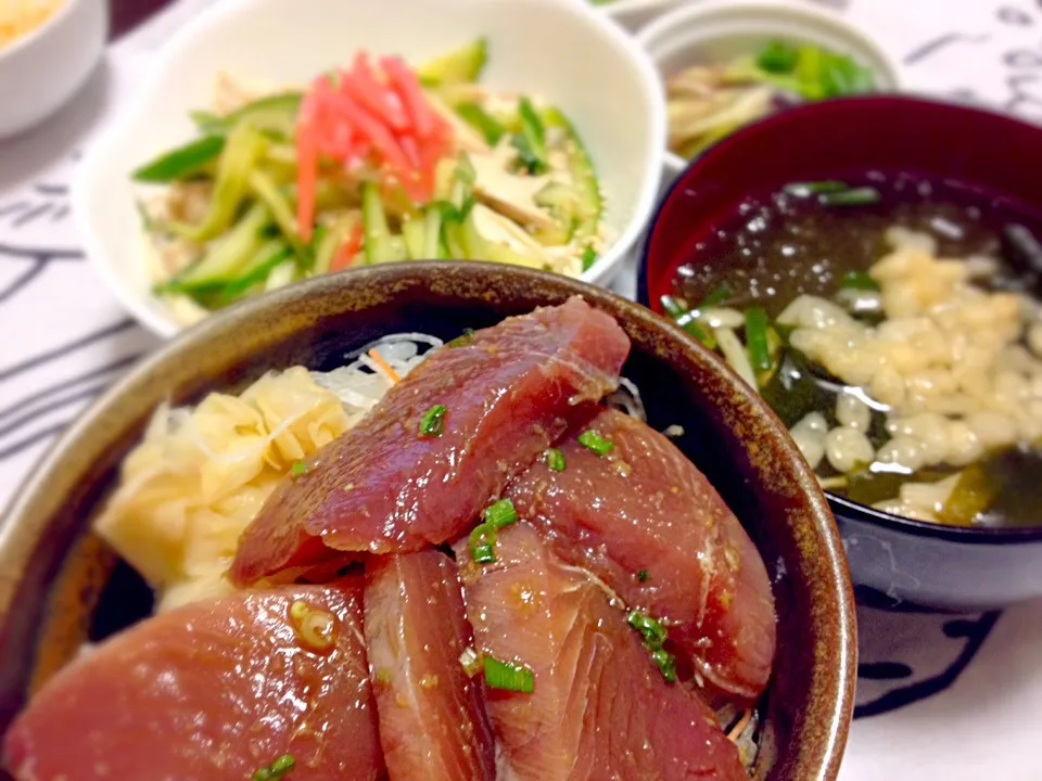 Snapdishの料理写真:かつお漬け丼、お吸い物、ササミのサラダ、水ナスとミョウガの浅漬け。|もじゅさん