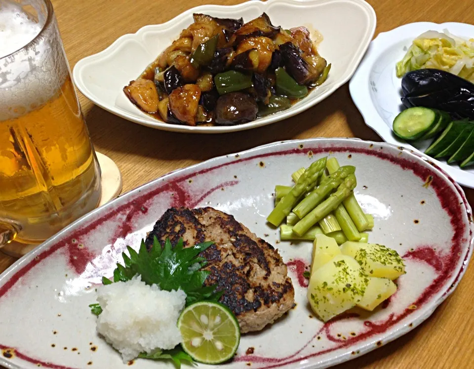 しょうこちゃんのナスと鶏肉の南蛮とおろしハンバーグで晩御飯🍺|川上千尋さん