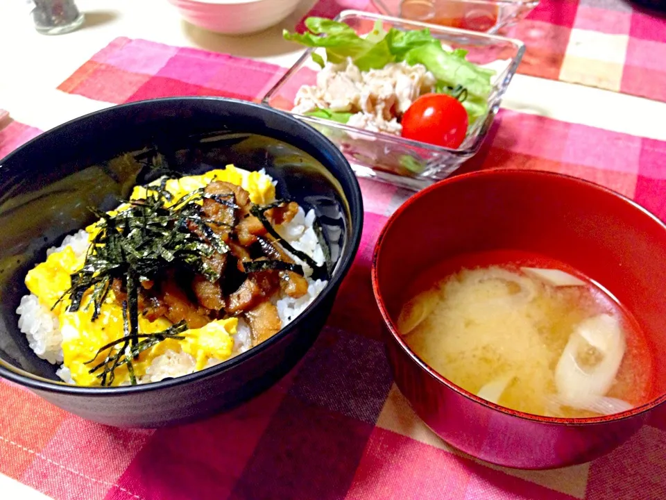 穴子+トロたま丼、豚しゃぶサラダ、お味噌汁|ひかるんさん