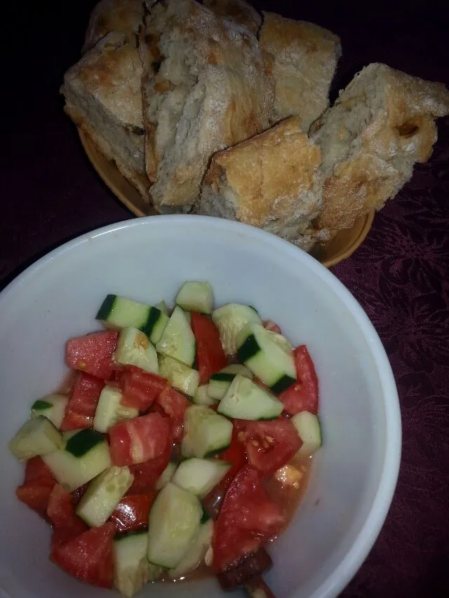 simple native tomato and cucumber salad with crusty garlic chibatta.|Polly Gelfusoさん