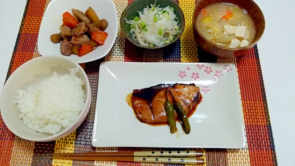 ぶり照り、鶏肉牛蒡人参の煮物、えのきおろしポン酢、お味噌汁♡|yuiさん