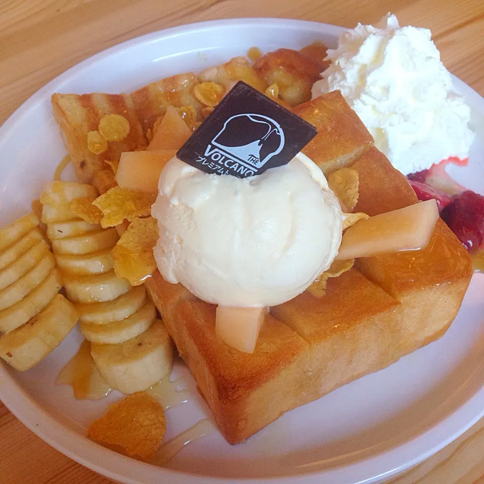 Honey toast with icecream and bananas|pimluck nswさん