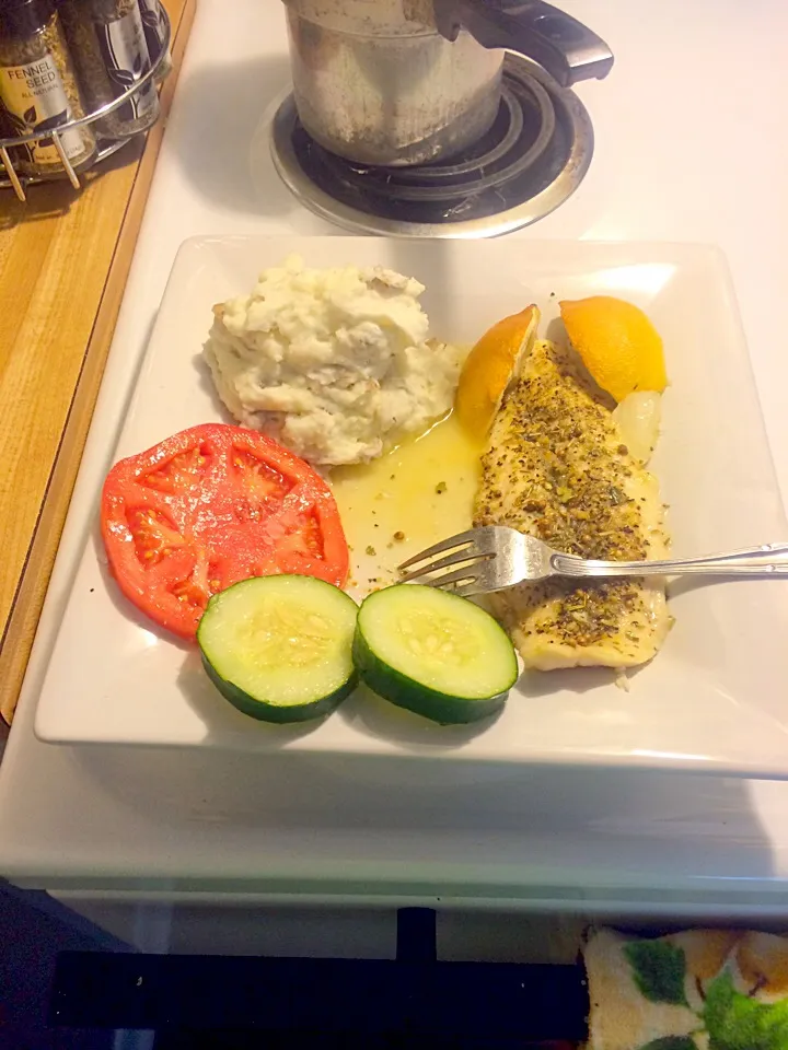 Swai fish baked with lemon pepper seasoning and lemon juice. Homemade masked potatoes with ranch seasoning and sour cream|christen hashiguchiさん