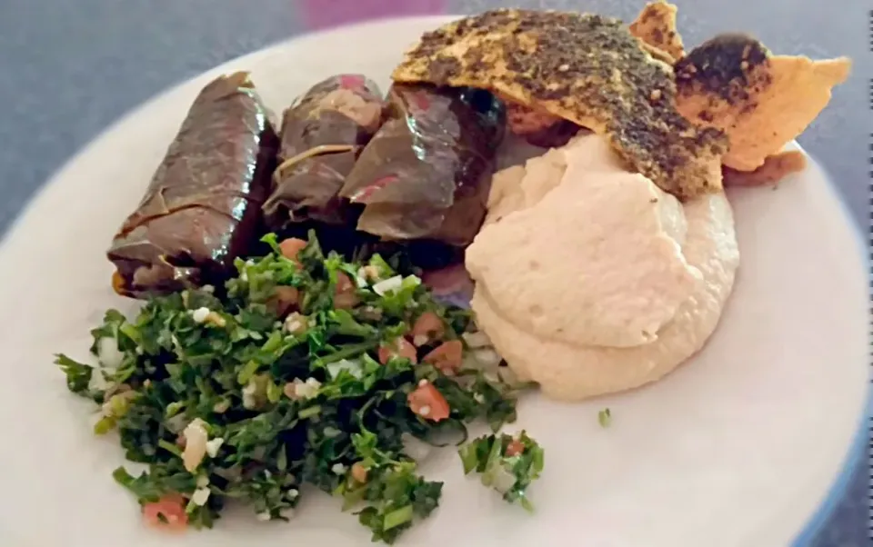 Mediterranean lunch: hummus with pita chips, tubbuli and dolmas|Jiraphon Gさん