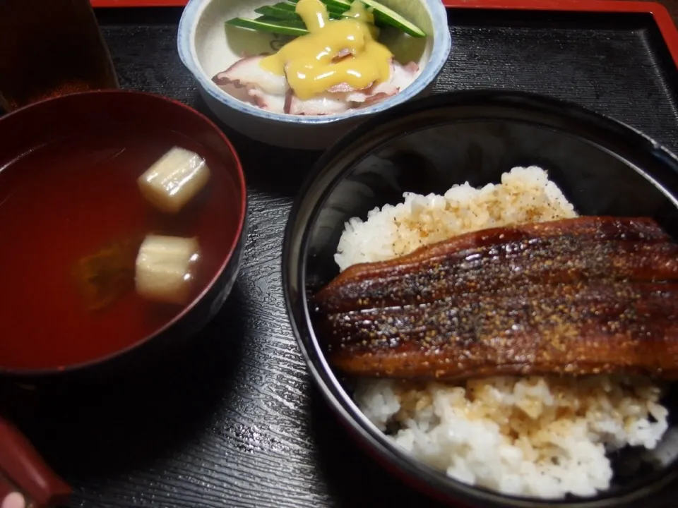 Snapdishの料理写真:鰻丼とうなぎの頭で吸物、タコの辛子酢味噌|norakuro5656さん