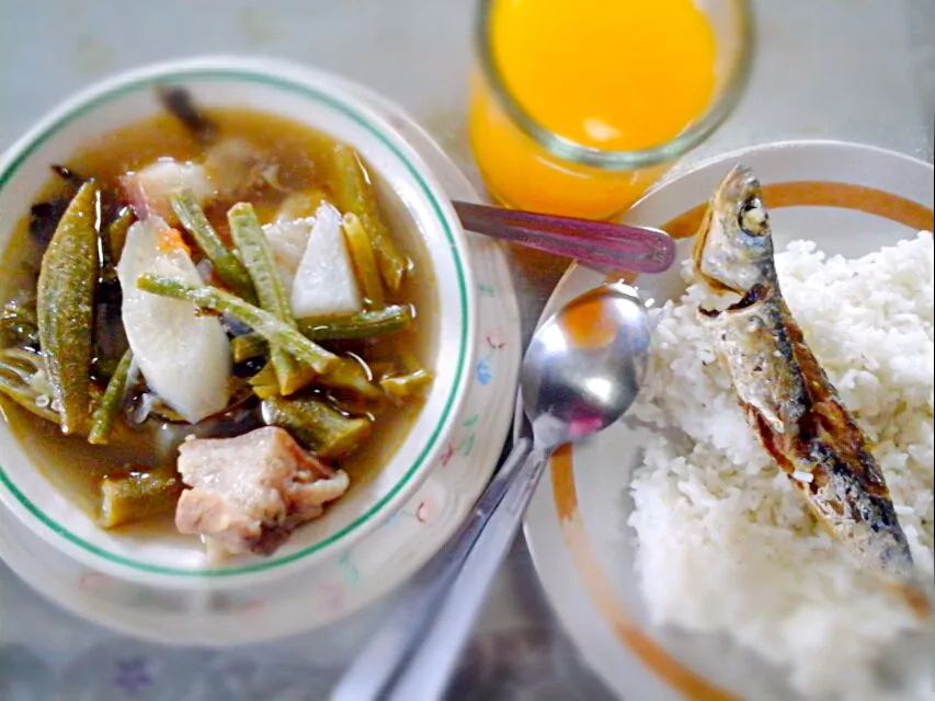 mom cooked sinigang with fried gg for our lunch. lezz eat. ;)
#noWork #RD #stillSick #homeMadeDish #lunch #yummy|Abhieghail Marcos Roblesさん