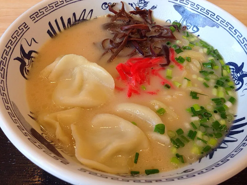 足柄SA下り 鶏豚白湯餃子ラーメン 820円|としおさん