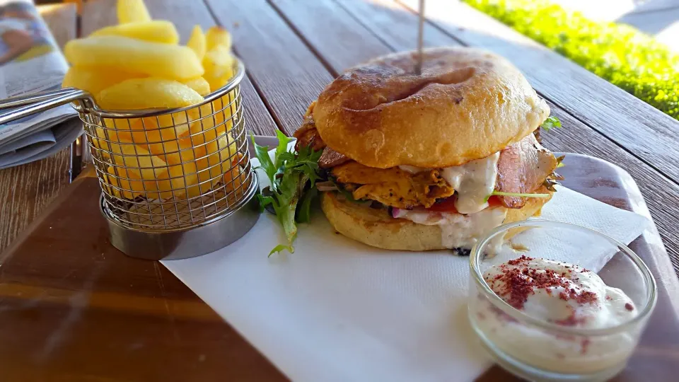 grilled chicken burger with side of chips and a aioli|woodfiredさん