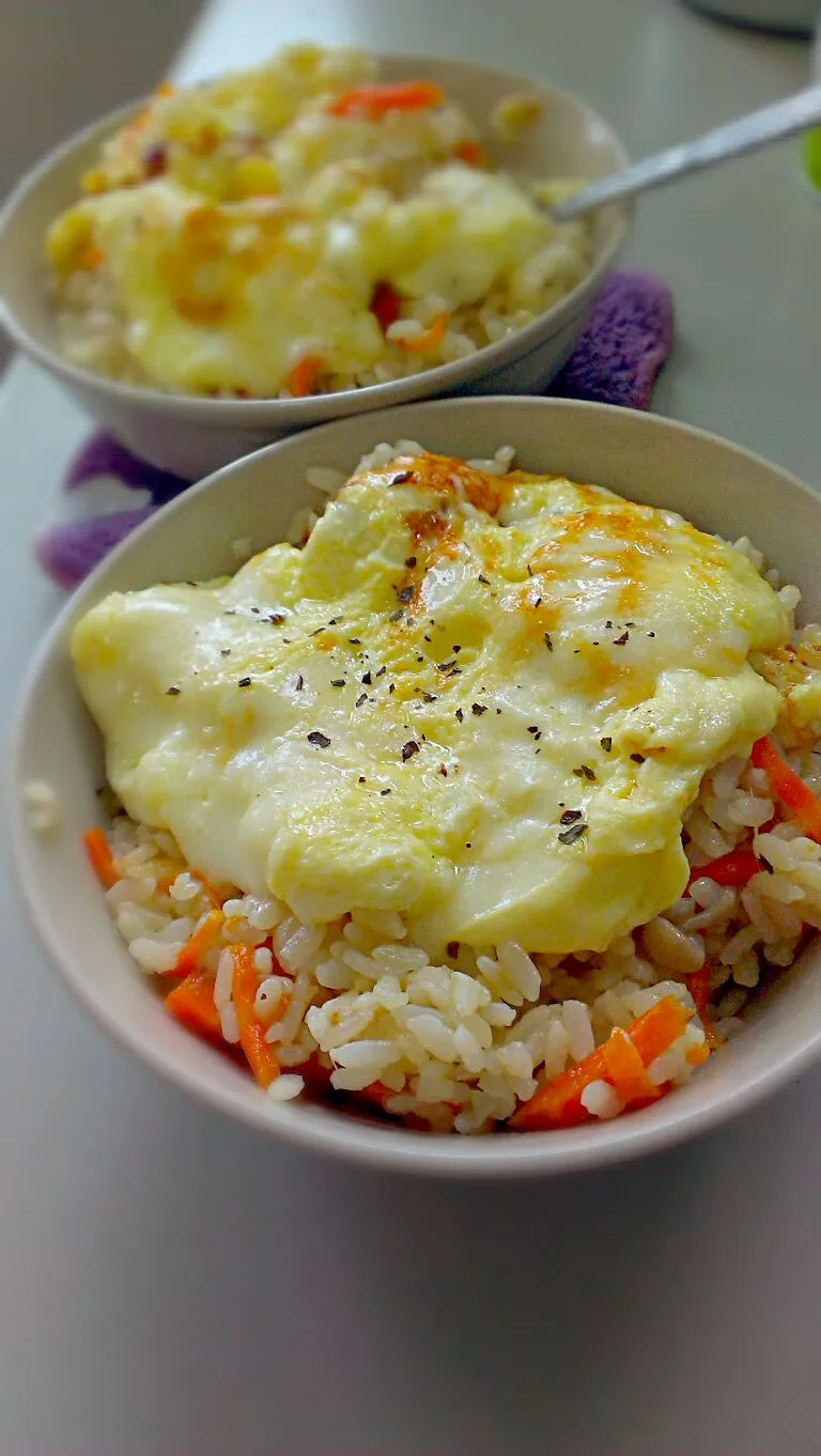 義式奶油燉飯佐起司烘蛋

美味程度:★★★★
困難度:★★★★
花費時間:40min
花費金額:81(2份)

(飯(2)20+紅蘿蔔(1/5)1+金針菇(1/2)5+白醬16+蛋(1)3.8+起司20+鮮奶15=80.8)|張毓涵さん