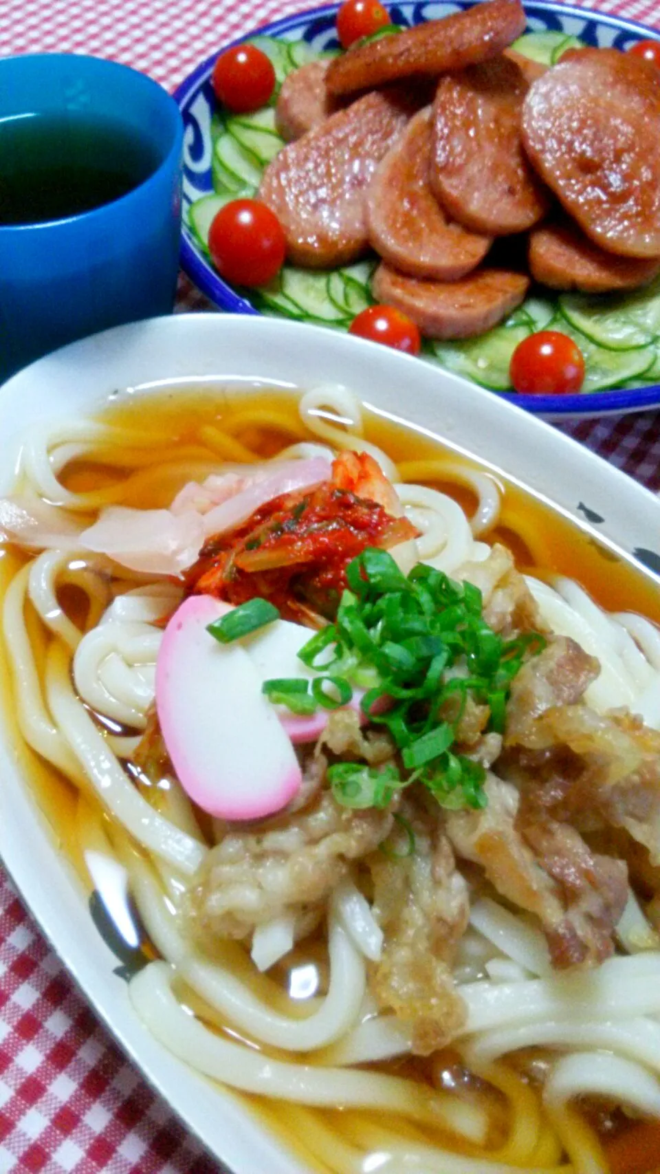 Snapdishの料理写真:冷やしうどん(豚バラ薄切り肉･白菜キムチ･新生姜漬け･蒲鉾･青ねぎ)、頂ポークソーセージ（http://kukkula.shop-pro.jp/?pid=74615518）ソテー、きゅうりスライス、プチトマト|まあるさん