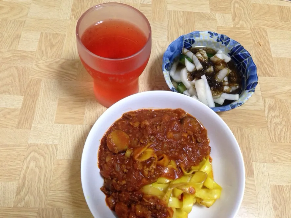 ターメリックバター醤油きしめん➕水入らずの茄子のキーマカレーソース掛け・大根と胡瓜の浅漬け➕もずく|Tarou  Masayukiさん