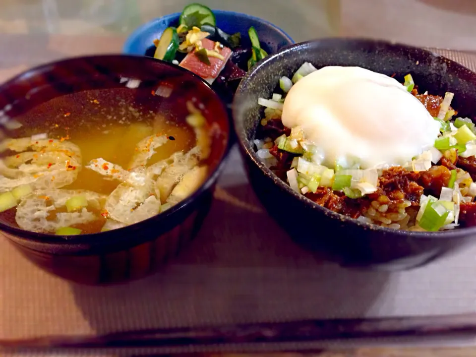 長崎角煮丼温玉乗せ、蛸とキュウリとワカメの酢の物、大根と油揚げの味噌汁|Katsuya Kudoさん