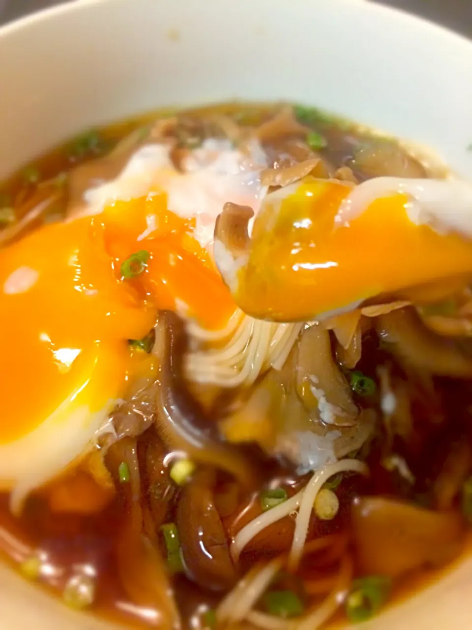 ぶっ掛けキノコ汁の素麺(^o^) 温泉卵入り✨|和さん