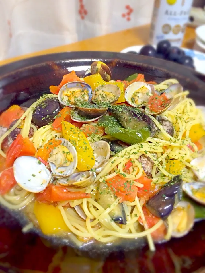 Snapdishの料理写真:トマト🍅とアサリのパスタ・残り物の「茄子とピーマンの味噌炒め」も足しちゃった♫|山本佳子さん