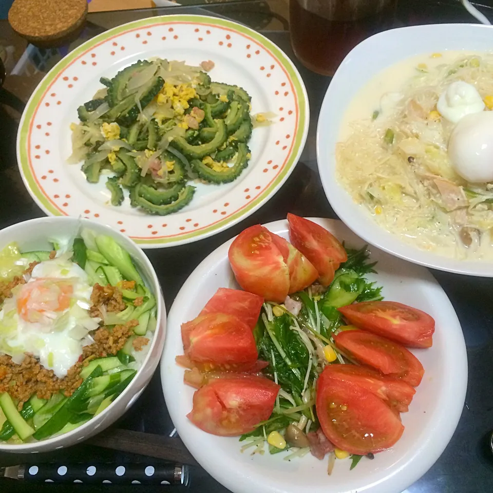 肉味噌温玉丼、トマトサラダ、ゴーヤチャンプル、昨日の味噌ミルクスープで春雨スープ。|Snack PIYOさん