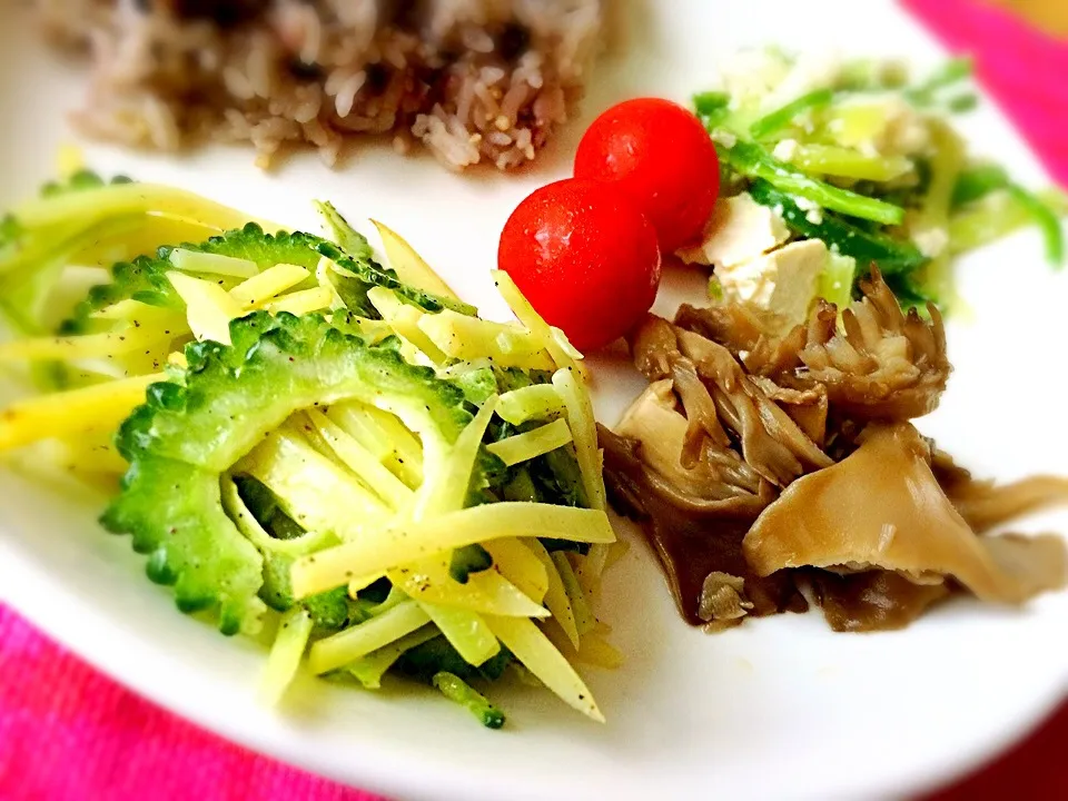 朝ごはん(ゴーヤとポテトのマヨ炒め、マイタケ梅ポン、豆腐とピーマンのナムル、納豆ごはん、トマト、グレフル、ヨーグルト、青汁)|ゆにょさん